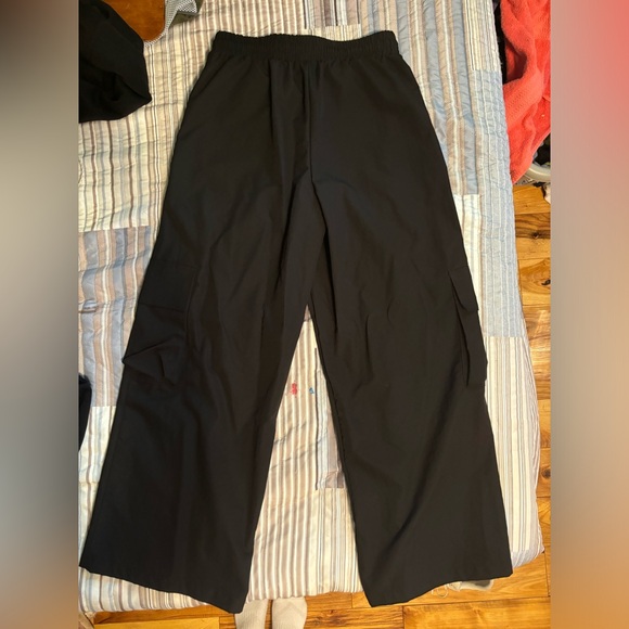 Black wide leg pants with flap pockets and elastic waistband - Picture 2 of 7
